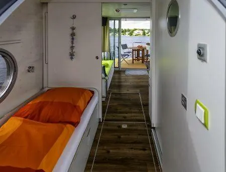 Botel Festliegendes Hausboot Ferienwohnung Nautino Mini *